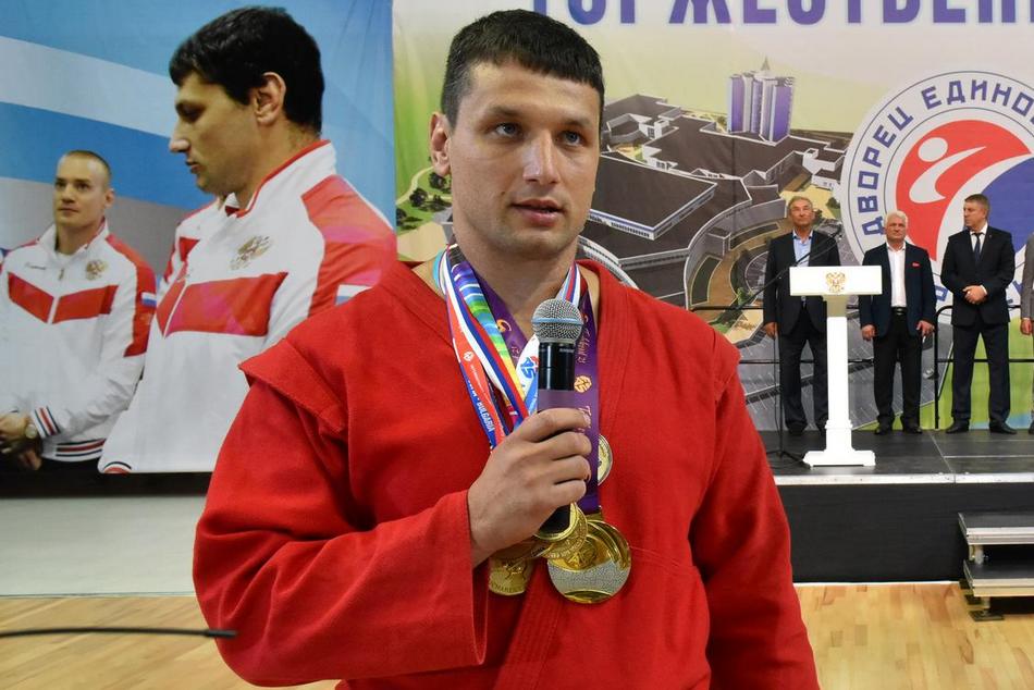 Артем Осипенко из Брянска победил на международных соревнованиях по самбо