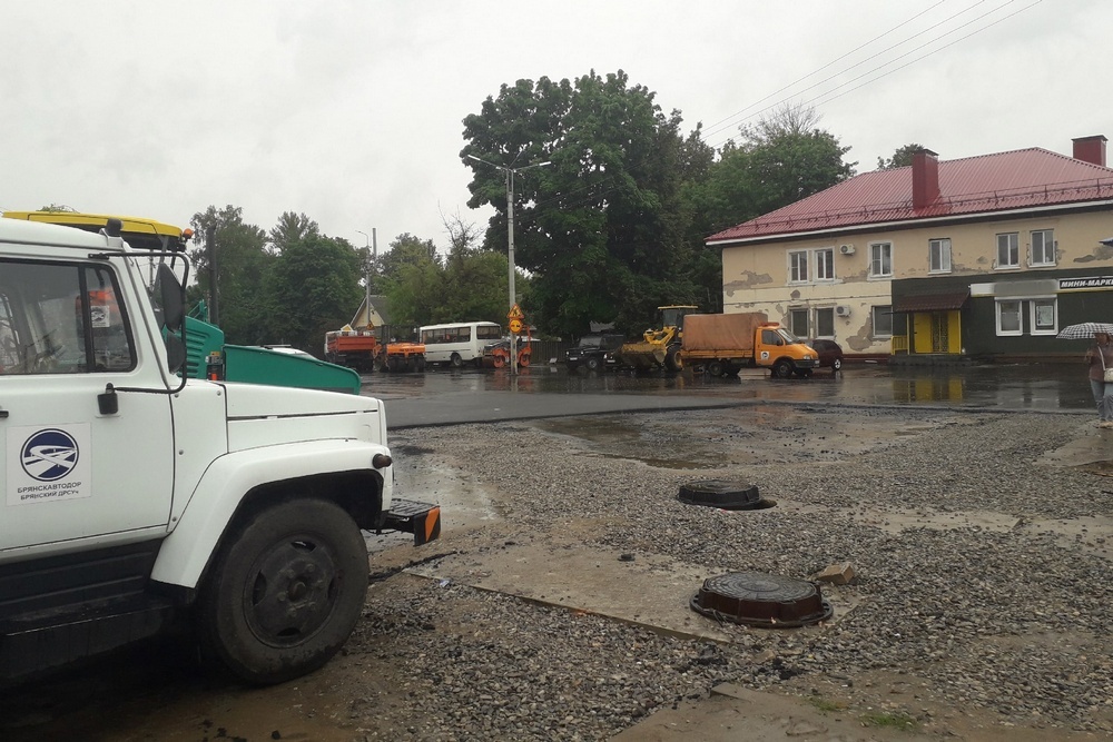 Ремонт на улице Почтовой в Брянске продолжается даже в дождь