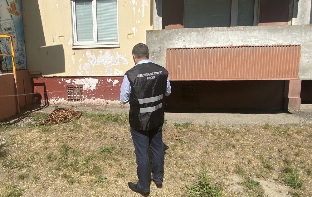 Выпавшая из окна и погибшая 7-летняя девочка приехала в Брянск 2 недели назад