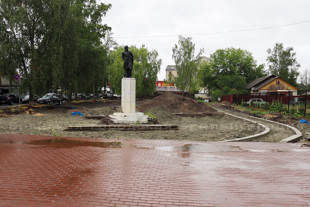 Памятник Пушкину в сквере Володарского района Брянска оказался в плачевном состоянии