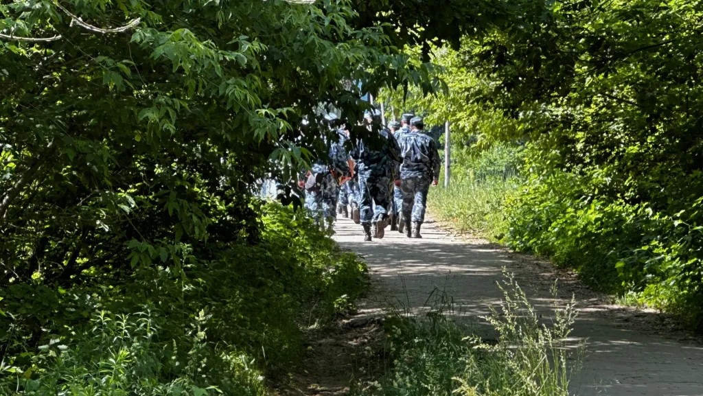 В Брянске заметили группу вооруженных мужчин