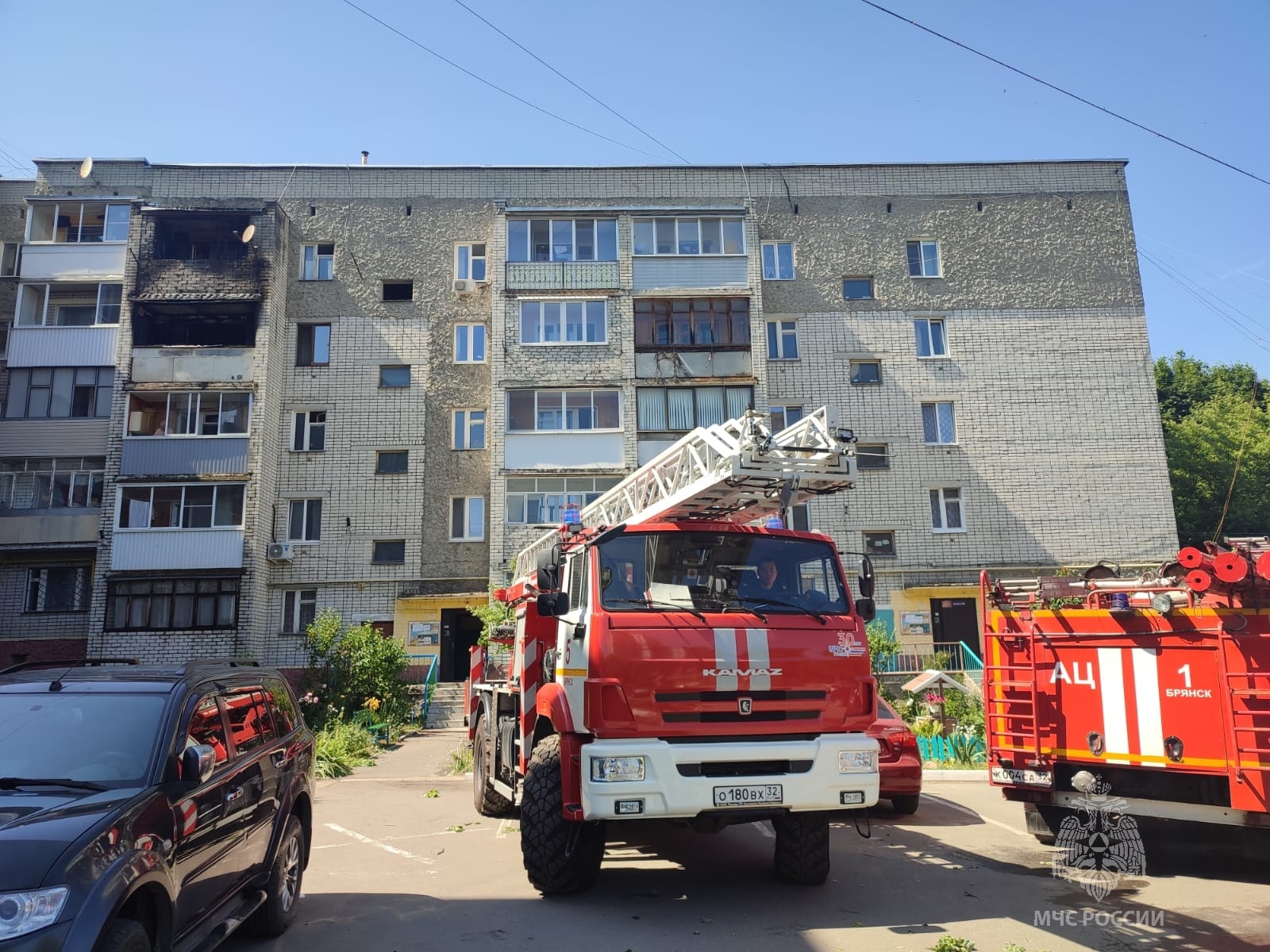 В Брянске на улице Советской загорелся балкон на пятом этаже многоэтажки
