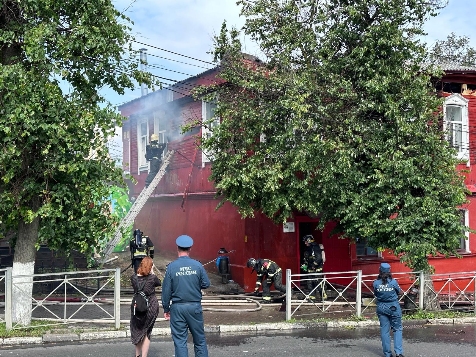 В центре города Брянска на улице Фокина произошел пожар в кафе Rolling's