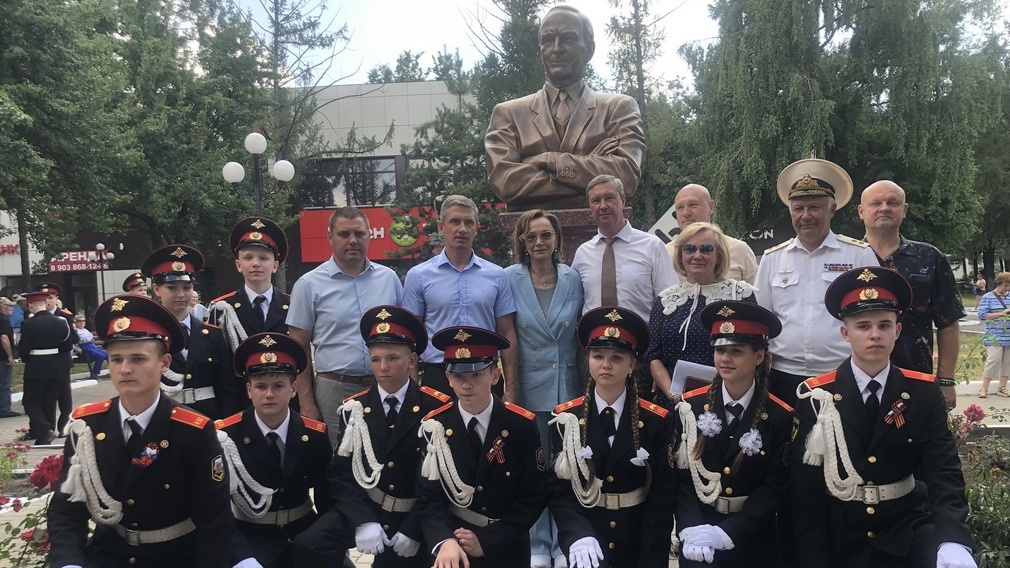 На территории Клинцов в Брянской области открыли бюст Василию Лановому