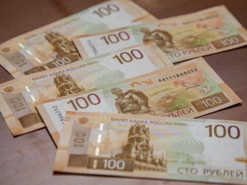 Брянским жителям показали новую банкноту номиналом 100 рублей
