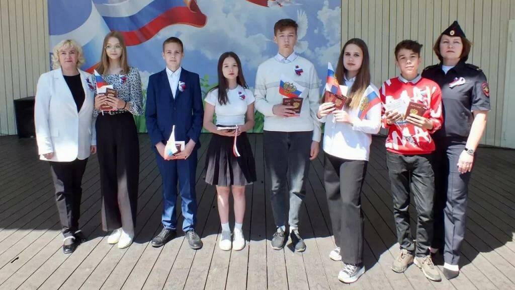Брянские полицейские вручила первые паспорта подросткам в День России