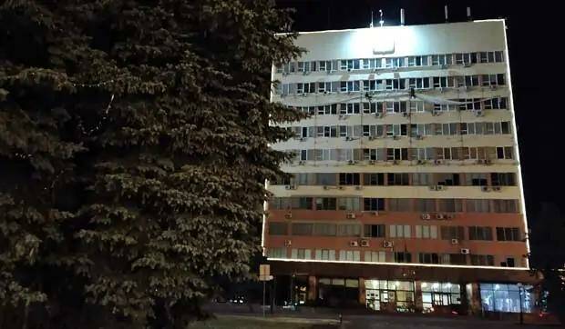 Ночью жители Брянска заметили движение на фасаде горадминистрации
