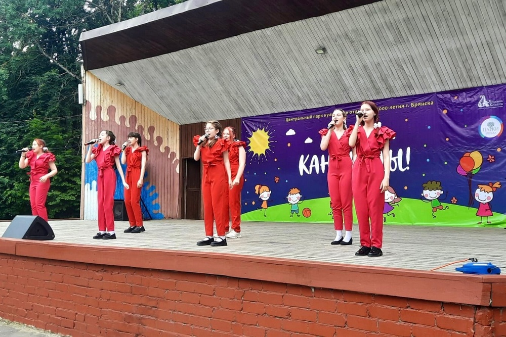 На Кургане Бессмертия в Брянске провели фестиваль «Ура! Каникулы!»
