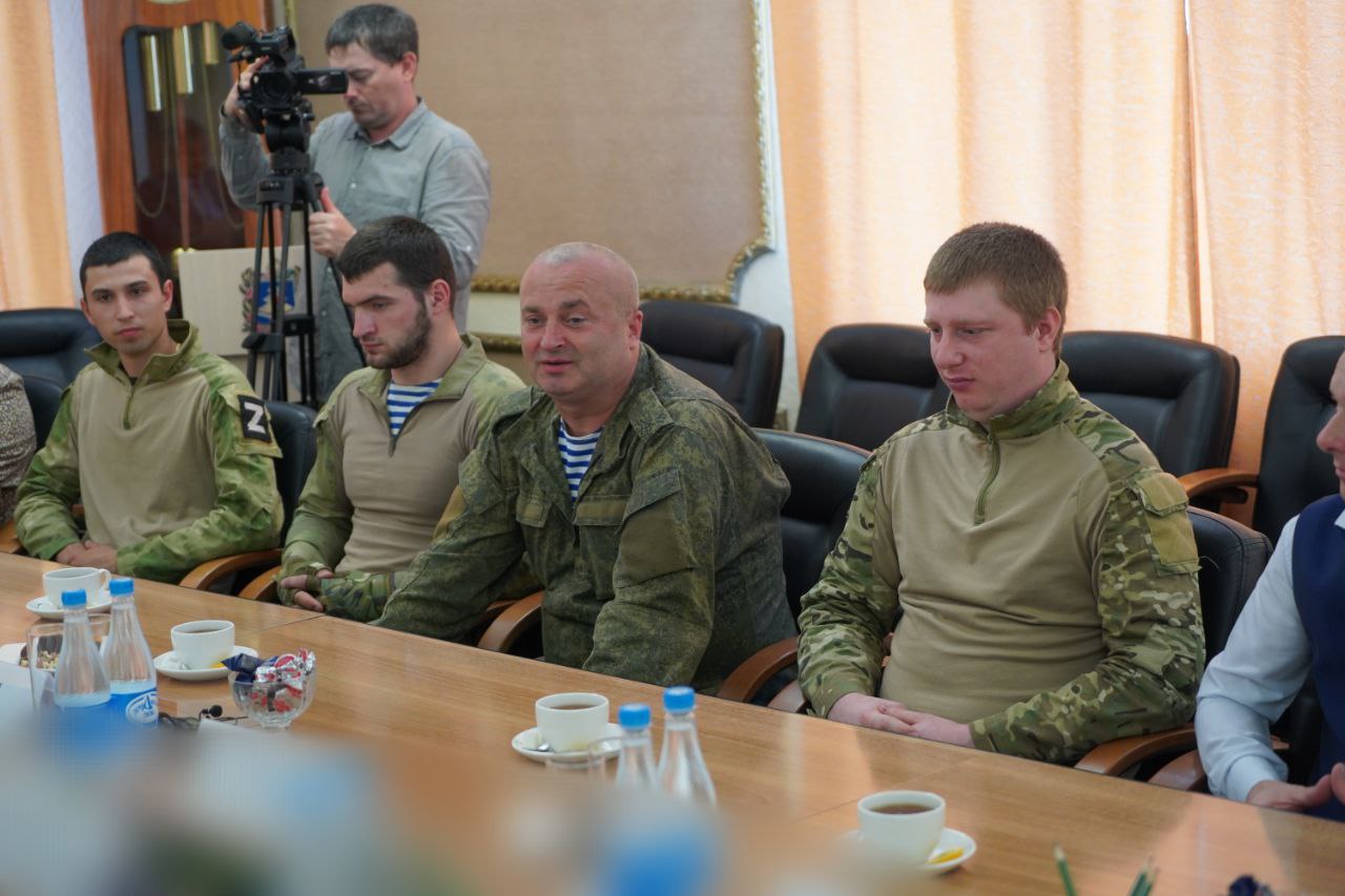 Губернатор Брянской области Александр Богомаз провел встречу с участниками СВО, которые находились в отпуске