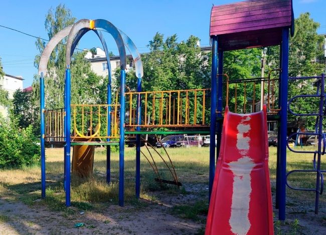 В Володарском районе прокуратура обнаружила 10 опасных детских площадок