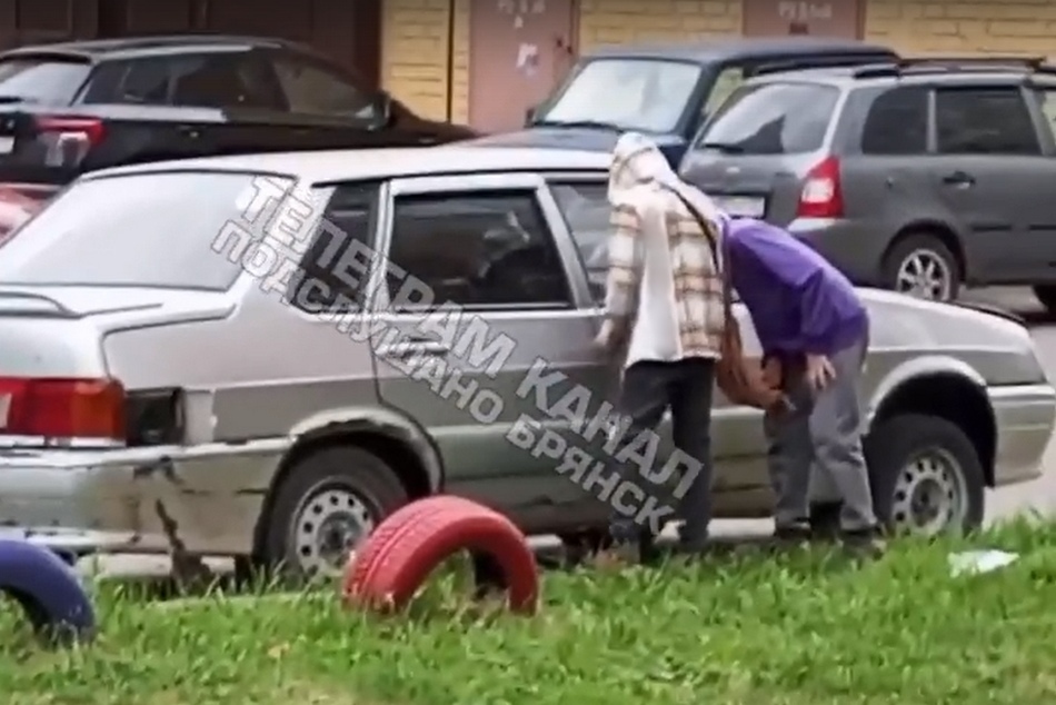 В Брянске на Станке Димитрова подростки разбили стекло в автомобиле