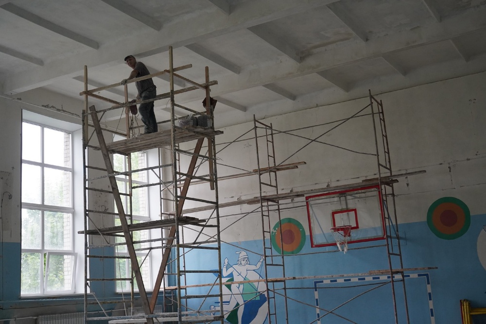 Богомаз проверил ход ремонта школы №3 в Фокино