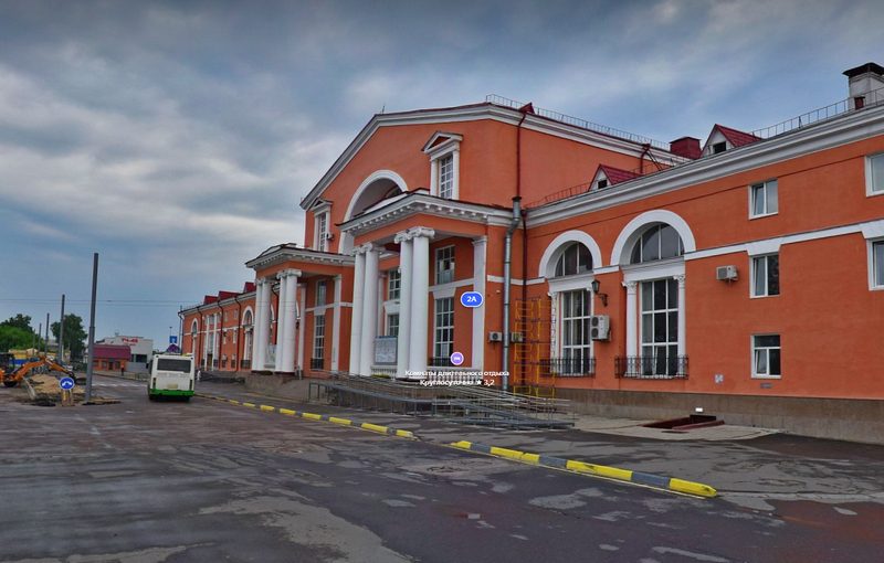 Возле железнодорожного вокзала в Брянске строят бесплатную парковку