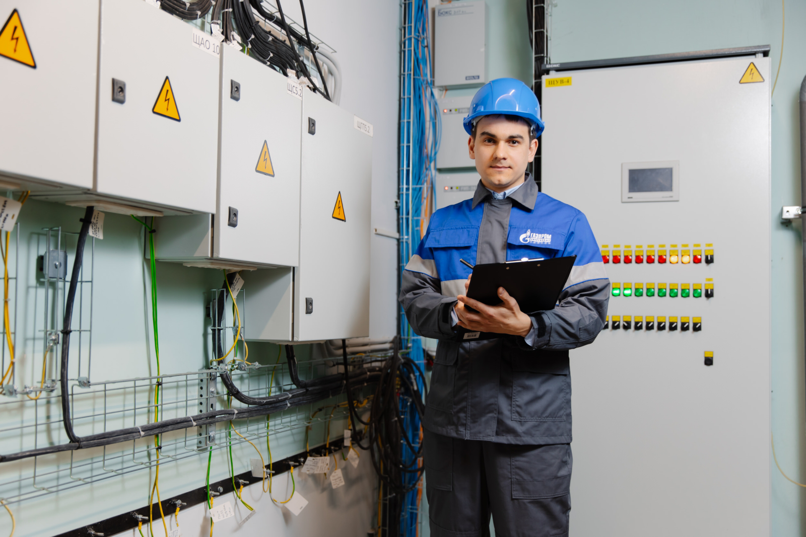Специалисты ООО «Газпром энергосбыт Брянск» проводят проверку приборов учета электроэнергии в многоквартирных домах