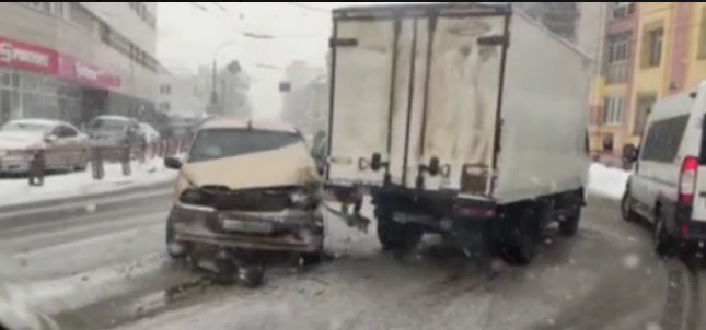 В Брянске на улице Дуки легковушка столкнулась с мини-грузовиком