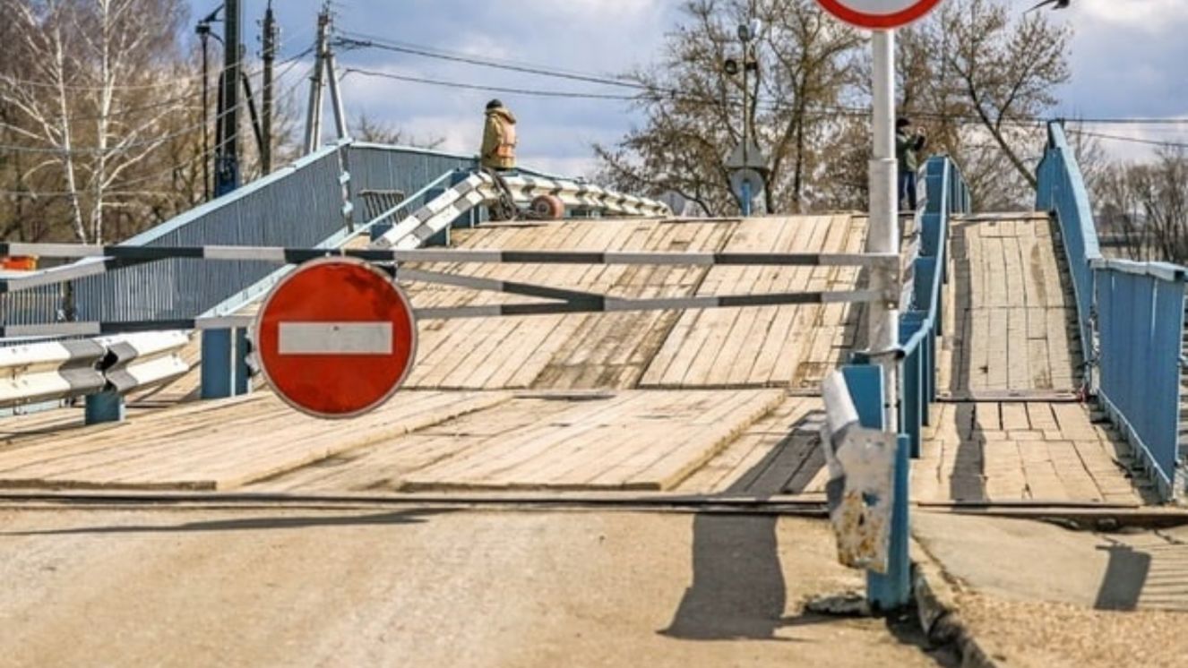 23 марта в Брянске закрыли движение по понтонному мосту через реку Десну на набережной