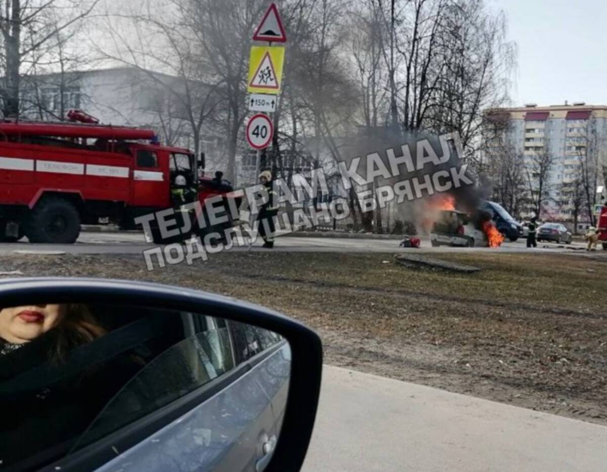 В Володарском районе Брянска загорелся легковой автомобиль
