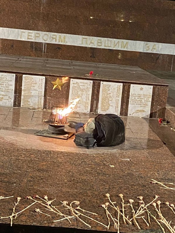 В Брянске возле Вечного огня гражданин устроил ночлег