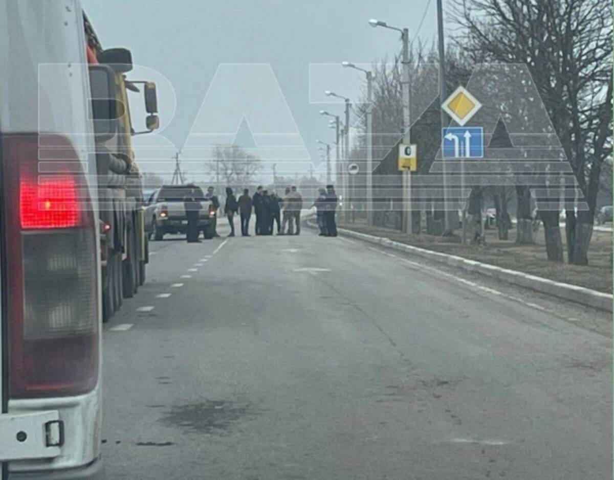 В Брянской области остановили автомобиль «Фольксваген-Амарок», возможно ставший причиной появления автоматчиков