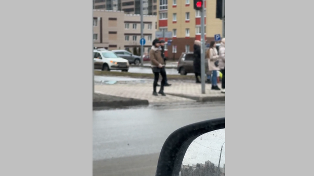 Танцующая у светофора в Брянске девушка стала героиней постов в соцсетях
