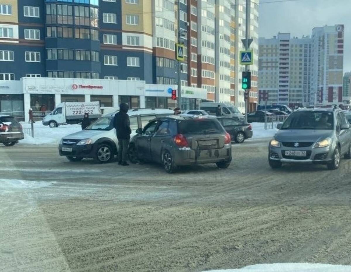 В Советском районе Брянска на улице Горбатова столкнулись два легковых автомобиля