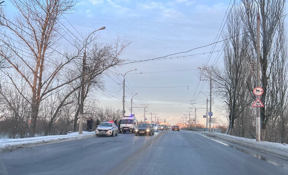 В Володарском районе Брянска на скользком мосту столкнулись пять автомобилей