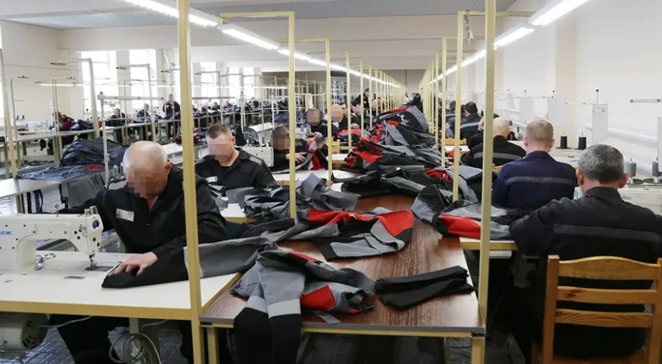 На швейных участках брянских исправительных колоний началось шитьё форменного обмундирования