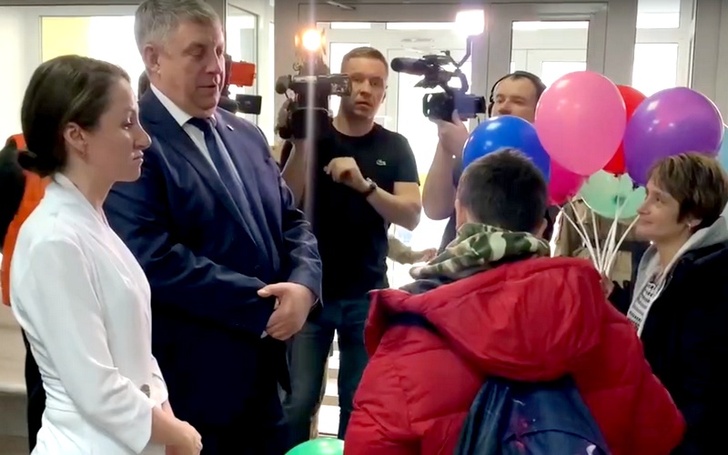 Брянцам показали, как губернатор встретил 10-летнего Федора во время выписки из больницы