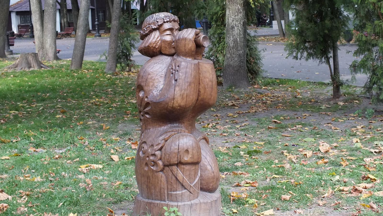 В Брянском парке Толстого завершились работы по кронированию и обрезке деревьев