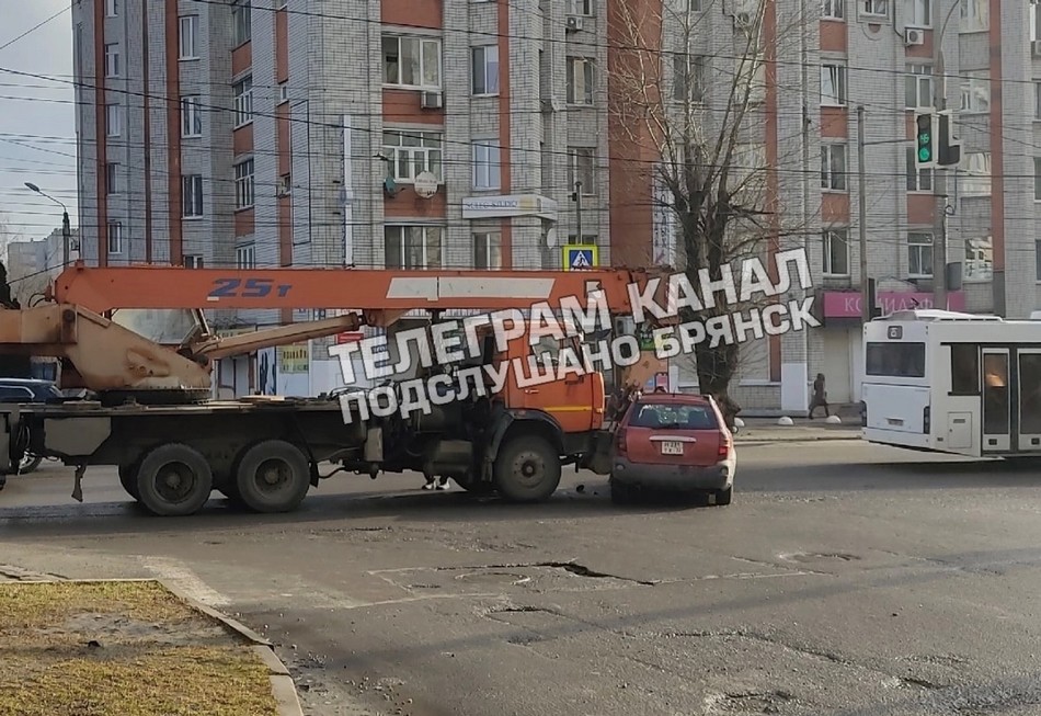 На Красноармейской в Брянске столкнулись кран и легковушка