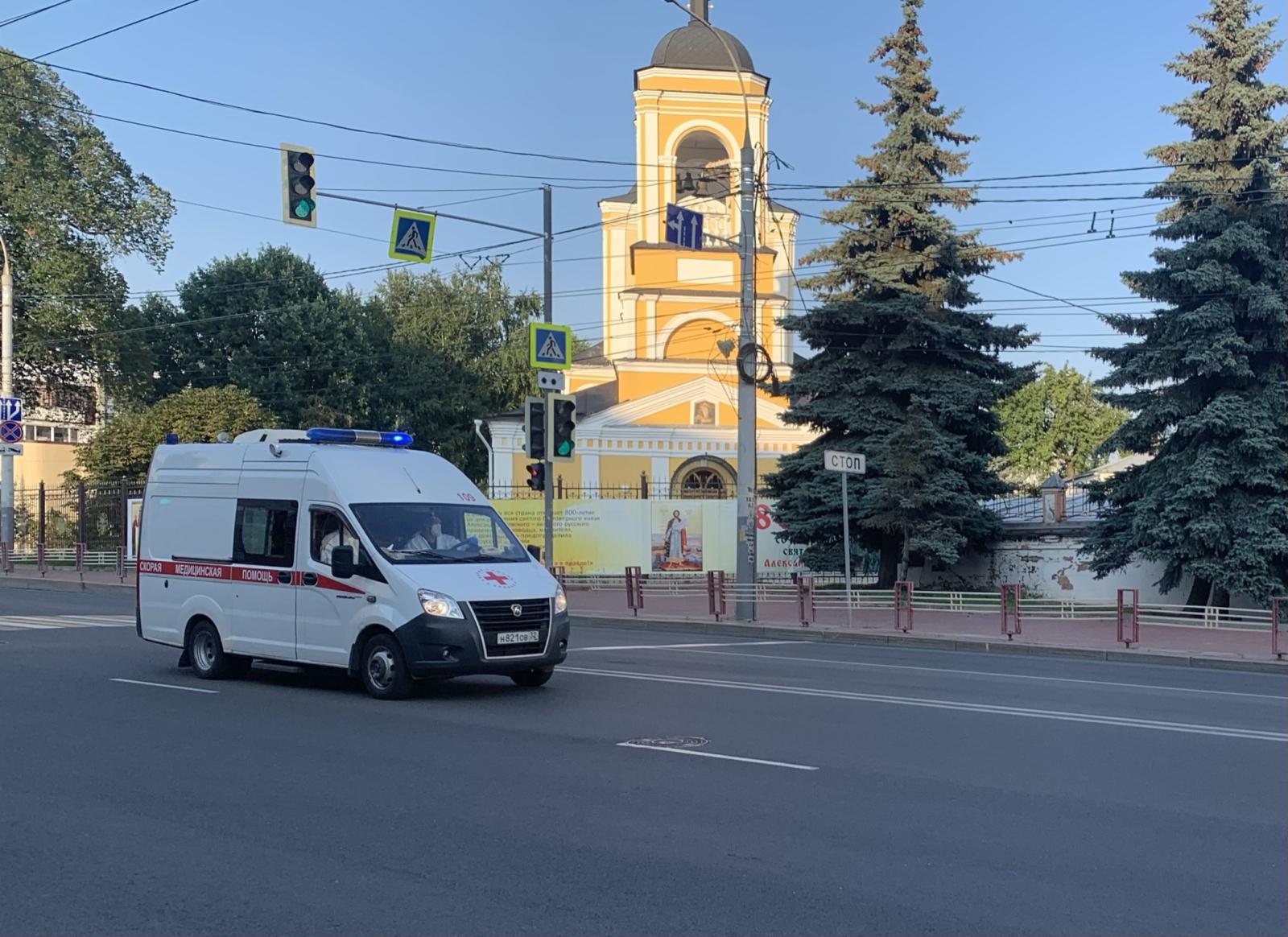 В Карачеве Брянской области водитель скорой на территории больницы сбил насмерть пожилого человека