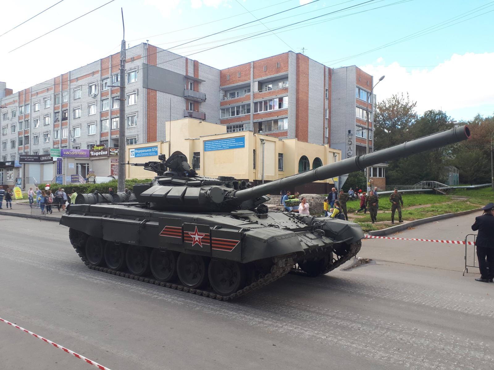 Жители приграничного села Зерново доставили домашнюю еду и открытки солдатам в честь Дня Победы