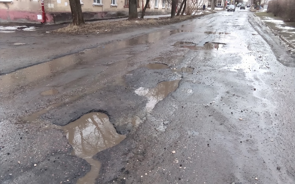 Ежегодно ремонтируемая дорога на улице 3 Июля в Брянске вновь превратилась в полосу препятствий
