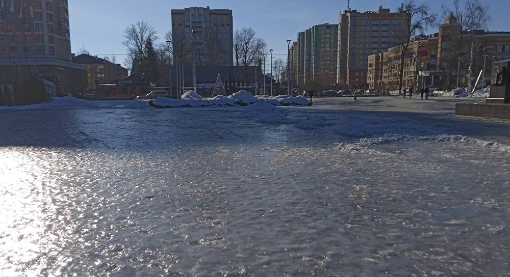 В Брянске парк «Соловьи» стал опасным из-за льда на всех дорожках