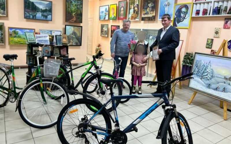 Денис Мантуров сделал подарил 10-летнему брянскому герою Федору велосипед с памятной гравировкой