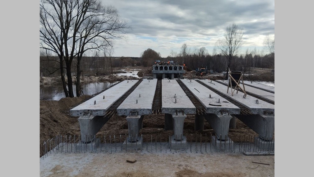 В Клинцовском районе Брянщины продолжаются работы над капремонтом моста через реку Унеча