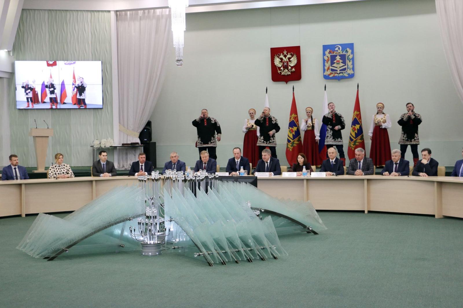 В Брянске в Хрустальном зале правительства поздравили ветеранов и работников бытового обслуживания населения и ЖКХ региона