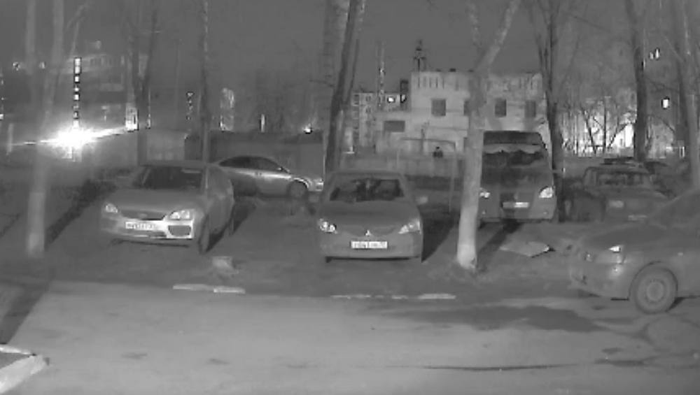 Во дворе на улице Камозина в Брянске заметили ночных похитителей бензина