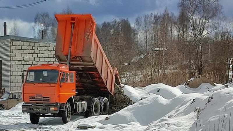 Под Брянском водитель КамАЗа создал свалку неподалеку от фабрики «Снежка»