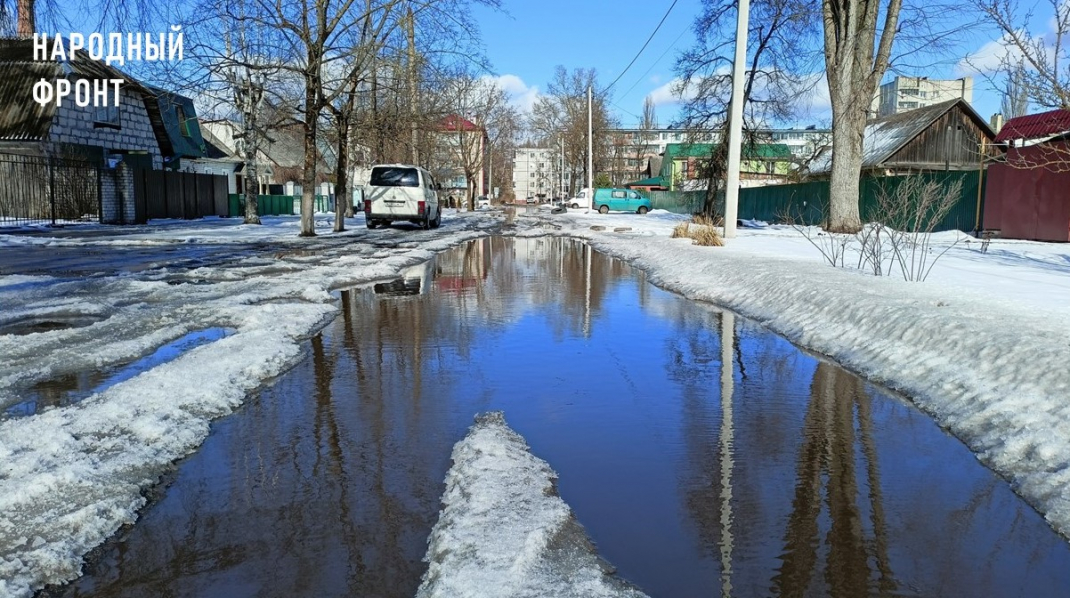 Дорога возле школы и садика по Ленинградской в Брянске утонула