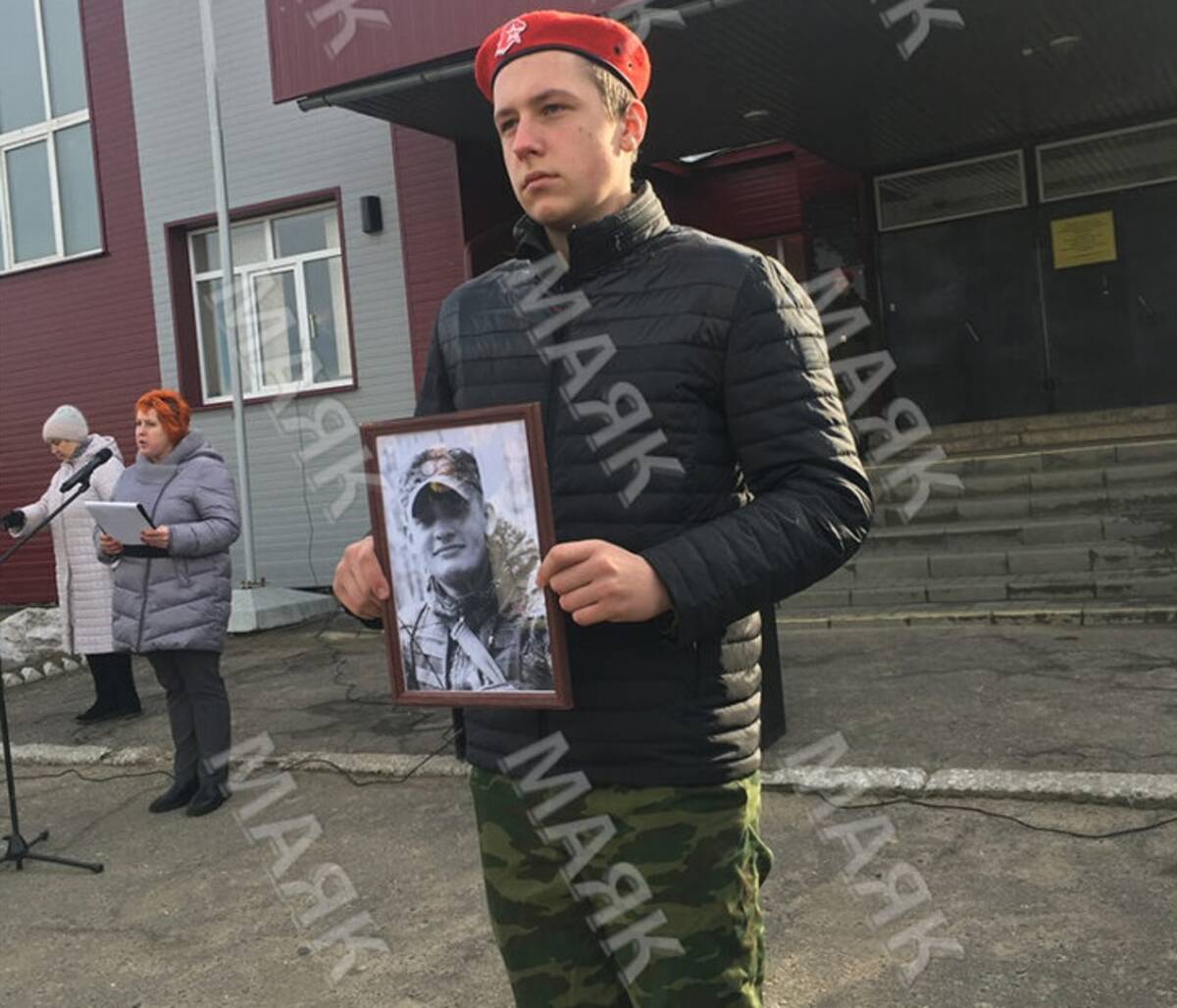 В Новозыбкове возле школы №6 почтили память погибшего в ходе спецоперации Константина Козинова