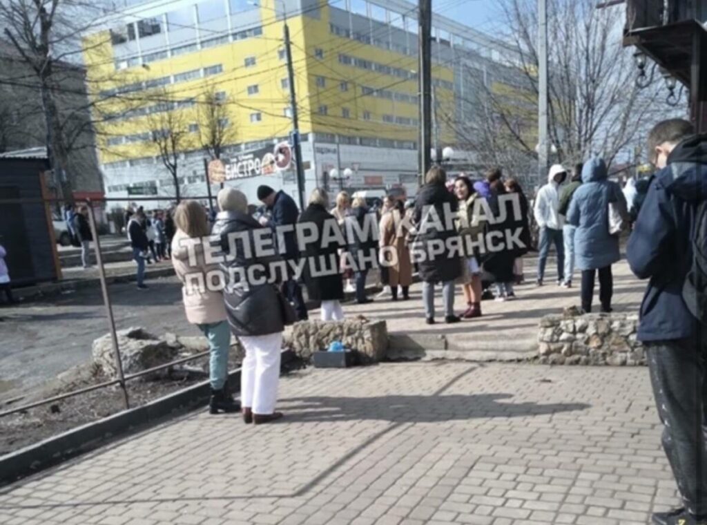 Посетителей ТРЦ «Мельница» на улице Красноармейской в Брянске эвакуировали