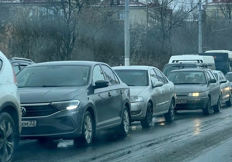 Утром 13 марта на улице Речной в Брянске образовалась огромная пробка