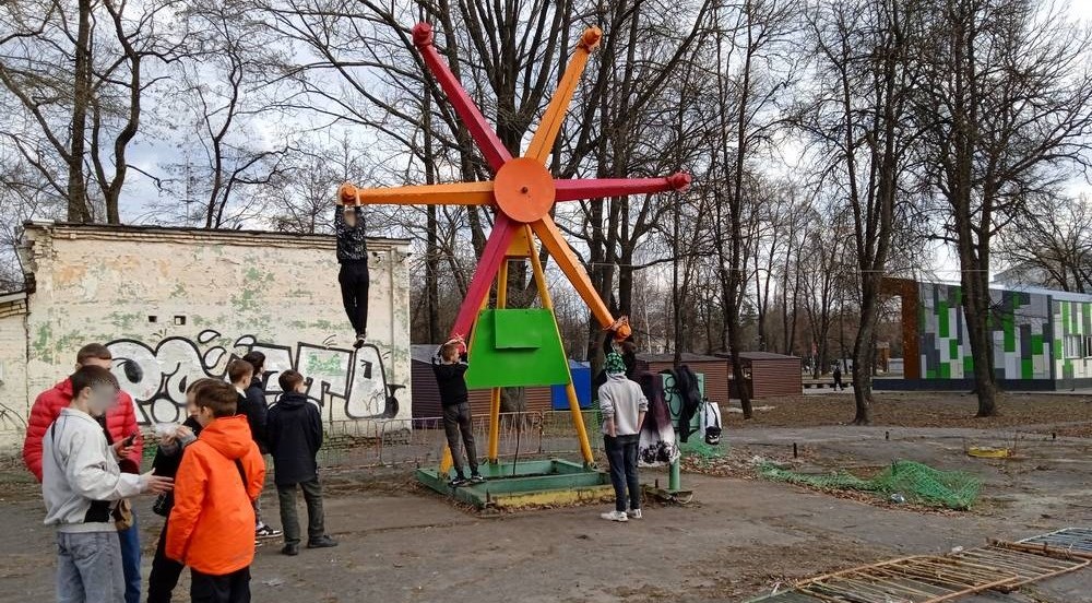 В Майском парке брянские дети открыли опасный сезон ржавых аттракционов