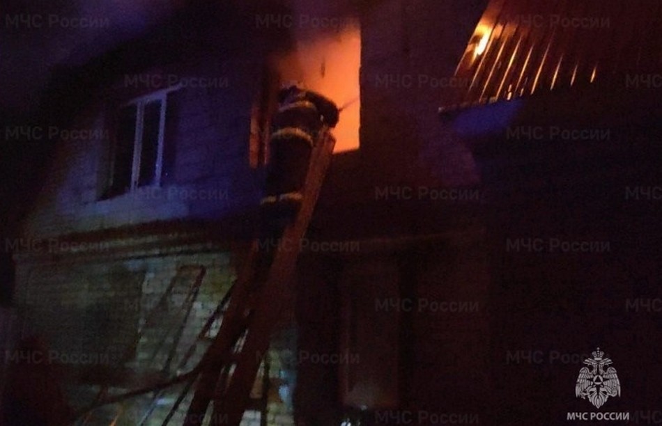 Пожарные спасли человека из горевшего под Гордеевкой дома