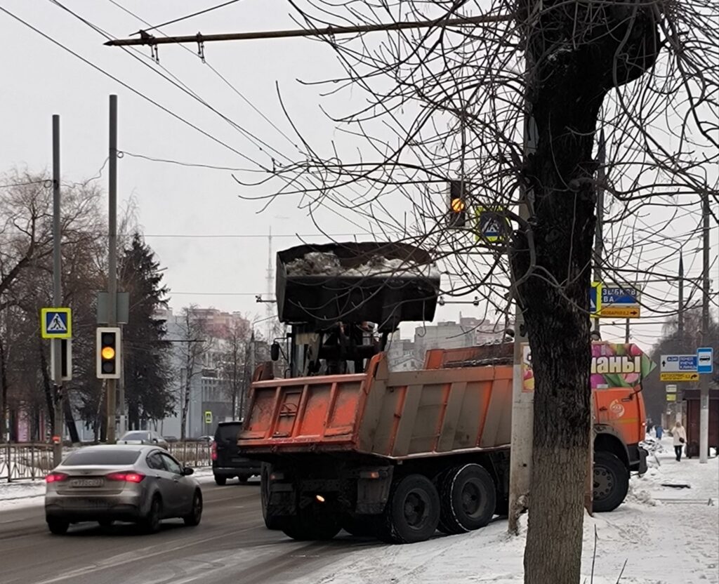 В Брянске дорожные службы убирают снежные валы с улиц
