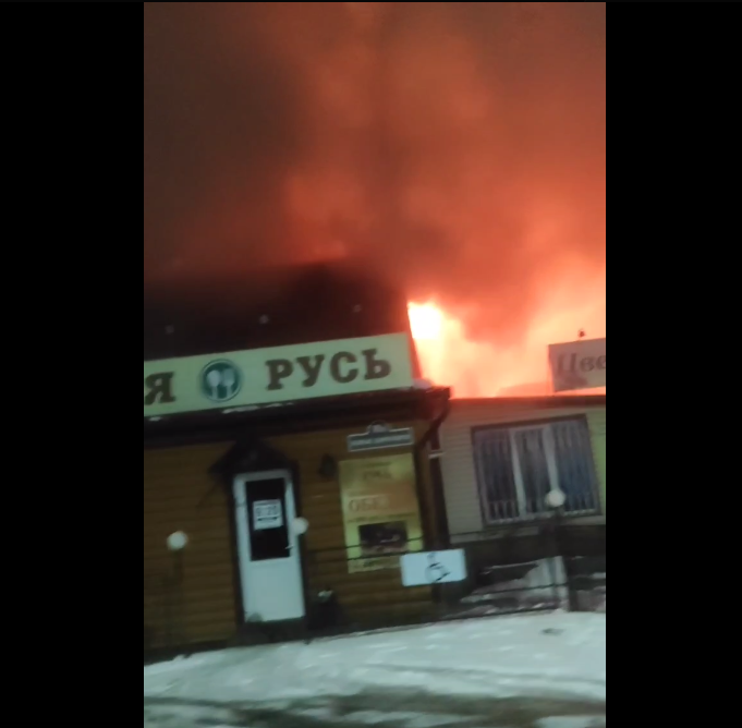 Под Брянском в Новых Дарковичах случился крупный пожар в шиномонтажной мастерской