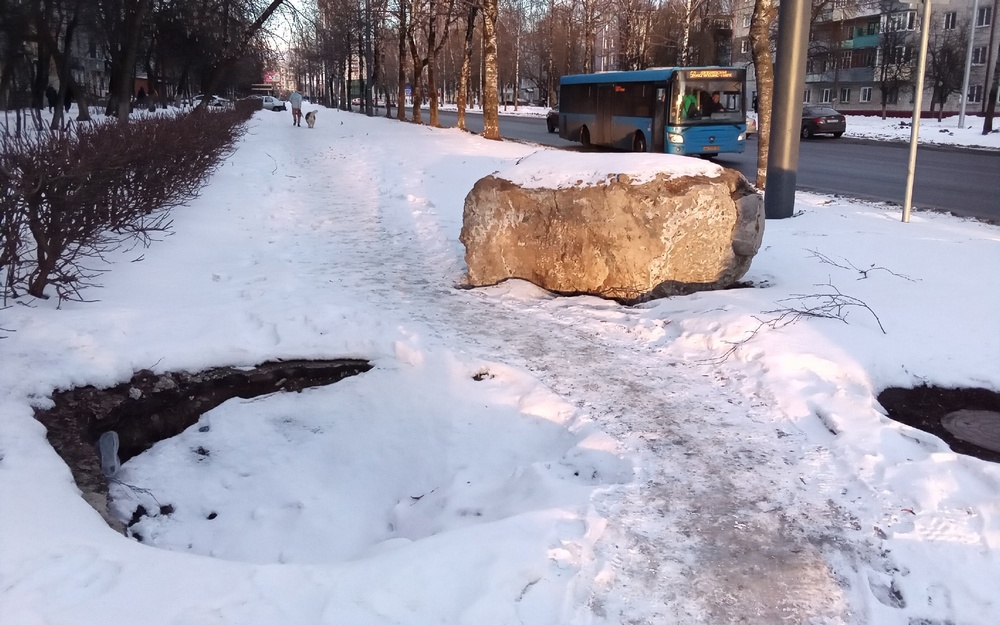 На тротуаре по улице Крахмалева в Брянске появилась гигантская дыра