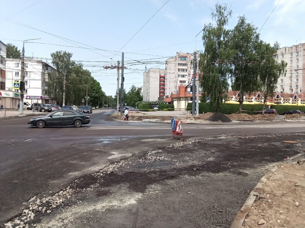 В Брянске продолжают расширять дорогу на улице Крахмалева