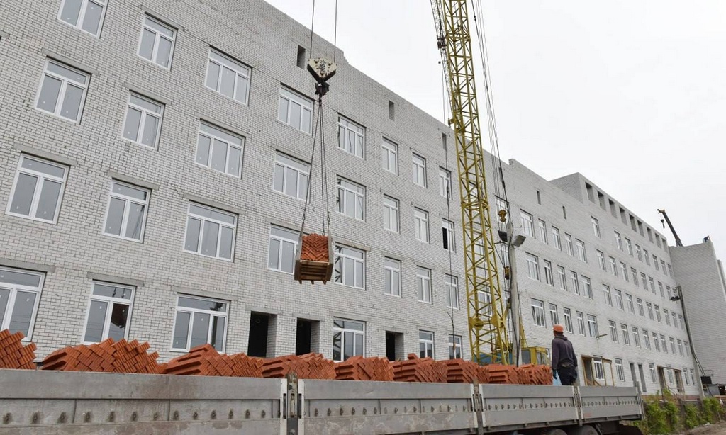 В Брянске продолжает идти строительство хирургического корпуса областной детской больницы